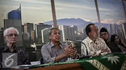 M.Busyro Muqoddas (kedua kiri) memberikan paparan saat menghadiri pandangan Tim Evaluasi Penanganan Terorisme di PP Muhammadiyah, Jakarta, Kamis (15/7). Jumpa pers tersebut terkait Peledakan Bom di Mapolresta Solo. (Liputan6.com/Faizal Fanani)