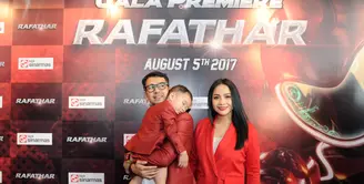 Momen yang paling penting bagi Raffi Ahmad keluarga. Pada Sabtu, 5 Agustus, film yang menceritakan anak Raffi dan Nagita Slavia diputar perdana. (Daniel Kampua/Bintang.com)