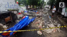 Warga berdoa di lokasi robohnya tembok SPBU di Jalan Tebet Barat Dalam Dua, Jakarta Selatan, Minggu (21/1/2024) siang. Robohnya tembok sepanjang sekitar 50 meter dan tinggi 3 meter saat angin kencang itu menyebabkan tiga warga tewas. (merdeka.com/Arie Basuki)