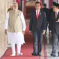 Presiden Joko Widodo dan PM India Narendra Modi berjalan di Masjid Istiqlal, Jakarta, Rabu (30/5). Kunjungan membahas kerja sama antara kedua negara serta untuk menyambut 70 tahun hubungan diplomatik Indonesia-India. (Liputan6.com/Angga Yuniar)