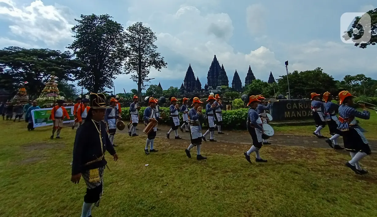 Peserta saat mengikuti Festival Gunungan di Lapangan Garuda Mandala Kompleks Candi Prambanan, Kabupaten Klaten, DIY, Selasa (31/12/2019). Festival ini menampilkan aneka gunungan, wayang kulit dan berbagai kesenian tradisional. (Liputan6.com/Gholib)
