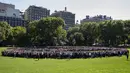 Ribuan orang berkumpul untuk membentuk simbol perdamaian raksasa di New York Central Park , Selasa (6/10). Kegiatan yang diprakarsai janda Lennon, Yoko Ono itu menandai ulang tahun John Lennon ke-75. (REUTERS/Mike Segar)