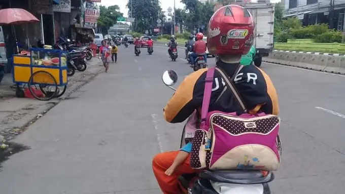[Bintang] Bukan Drama, Driver Ojek Online Ini Kerja Sambil Gendong Anak