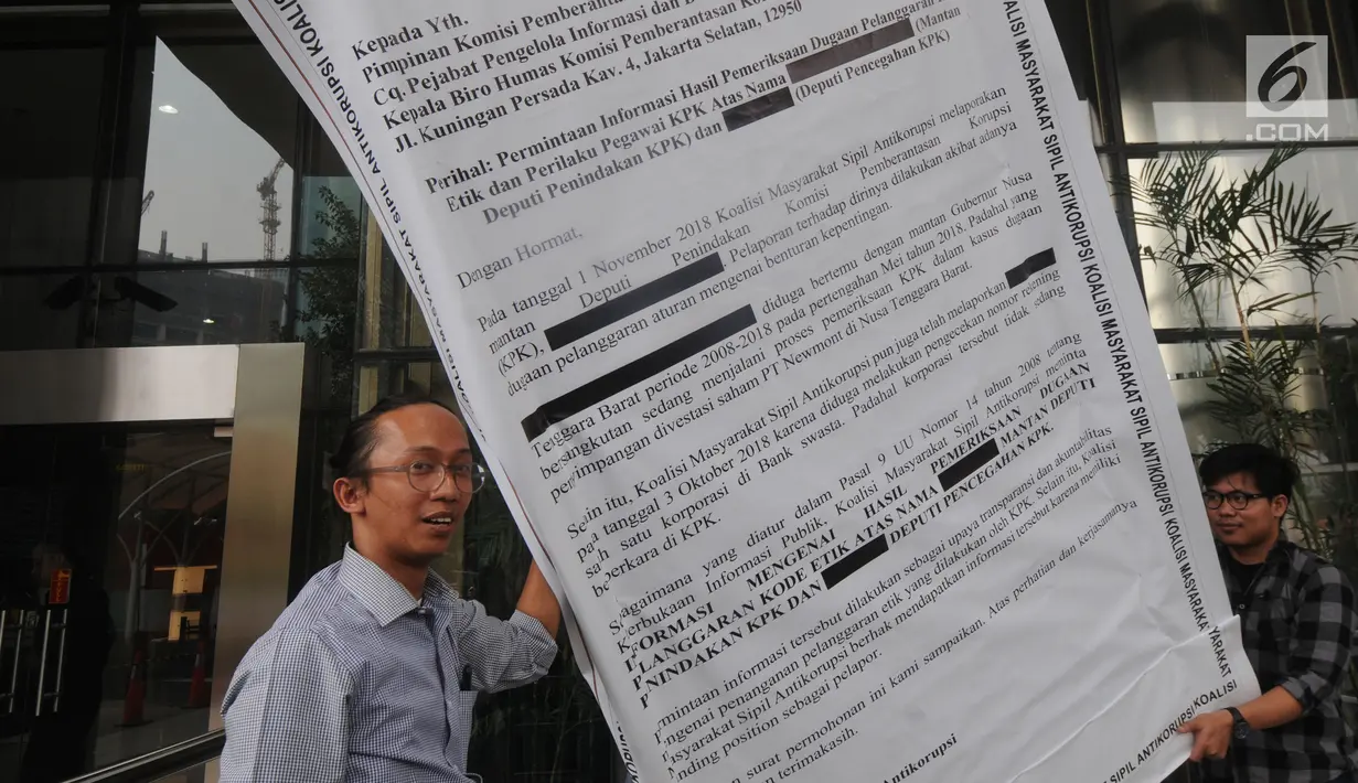 Aktivis ICW membawa replika surat raksasa dan raket sebagai bentuk protes di Gedung KPK, Jakarta, Senin (26/8/2019). Capim KPK Firli Bahuri dicurigai "bermain" dalam kasus Divestasi PT Newmont yang melibatkan mantan Gubernur NTB 2008-2018 TGB Muhammad Zainul Majdi. (merdeka.com/Dwi Narwoko)