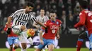 Pemain Juventus, Sami Khedira, mengontrol bola diawasi oleh pemain Napoli, Marek Hamsik. Kedua tim masih akan menjalankan 13 laga lagi dalam upaya perebutan scudetto. (Reuters/Giorgio Perottino)