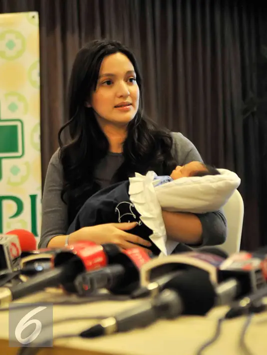 Nia Ramadhani bersama anak keduanya saat menggelar konferensi pers terkait kelahiran anak kedua mereka, Jakarta, Rabu (25/11/2015). Bayi laki-laki itu lahir dengan sehat bernama Mainaka Zanatti Bakrie dengan berat 3 kilogram. (Liputan6.com/Faisal R Syam)