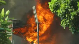Api berkobar dan melalap toko material di kawasan Grogol , Jakarta, Kamis (21/5/2015). Menurut warga sekitar, api diduga muncul dari lantai dua gudang toko material. (Liputan6.com/Helmi Afandi)