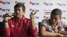 Pelatih Bali United, Indra Sjafri (kiri) dan M. Dicky Indrayana, saat konferensi pers jelang pertandingan persahabatan antara Persib melawan Bali United di Hotel DeRain, Bandung, Jumat (12/2/2016). (Bola.com/Vitalis Yogi Trisna)