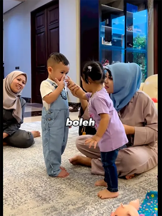 Momen tersebut dibagikan di akun instagram Atta Halilintar dan kanal Youtubenya.  Keduanya tampak bermain bersama. Momen malu-malu baby Ameena saat mau pegang wajah Cipung. [Instagram/attahalilintar]