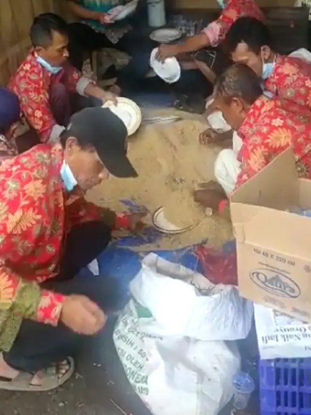 Viral Aksi Mencuci Piring Pakai Serbuk Kayu, Warganet: Piringnya Tayamum