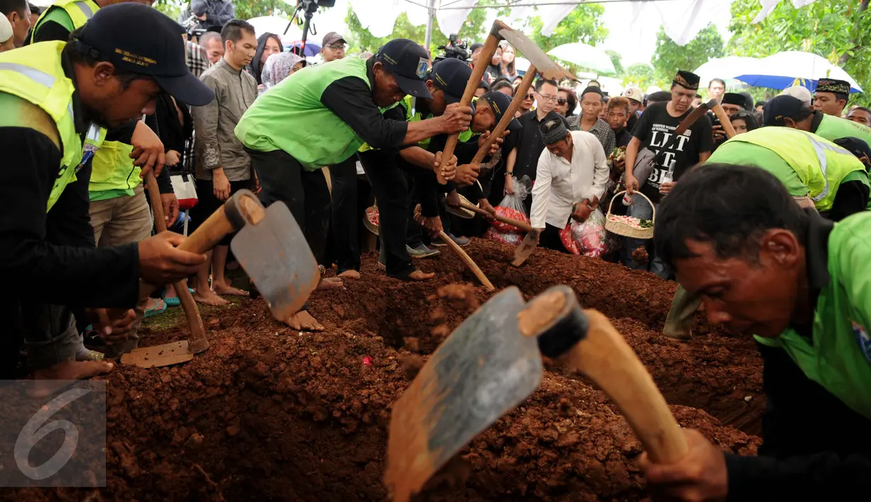 Prosesi pemakaman jenazah korban pembunuhan Pulomas di TPU Tanah Kusir, Jakarta, Rabu (28/12). Tiga jenazah korban pembunuhan yaitu Dodi Triono (59), Diona Arika (16) dan Dianita Gemma (9). (Liputan6.com/Gempur M Surya)