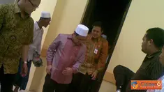 Citizen6, Kalimantan: Muhaimin Iskandar, Menakertrans, usai salat Jumat berjamaah di Masjid Agung Alkaromah, Martapura, Kalimantan Selatan. Tempat ibadah ini sering disinggahi para menteri RI mau pun alim ulama yang berkunjung ke Martapura.
