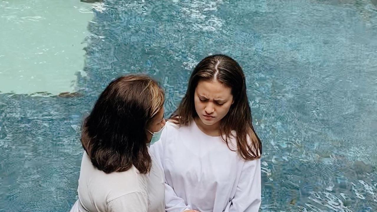 Marsha Aruan menjalani pembaptisan (https://www.instagram.com/p/CDqH_tOBai6/)