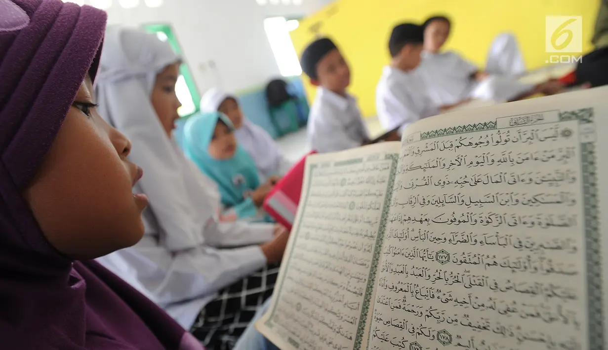 Anak-anak membaca kitab suci Al-Quran di Kampung Quran Alkholidin Cinere,  Depok, Senin (13/5/2019). Momentum bulan Ramadhan 1440 H dimanfaatkan anak-anak usai pulang sekolah untuk membaca dan menghapal Quran secara bersama-sama untuk menambah amalan ibadah puasa. (merdeka.com/Arie Basuki)