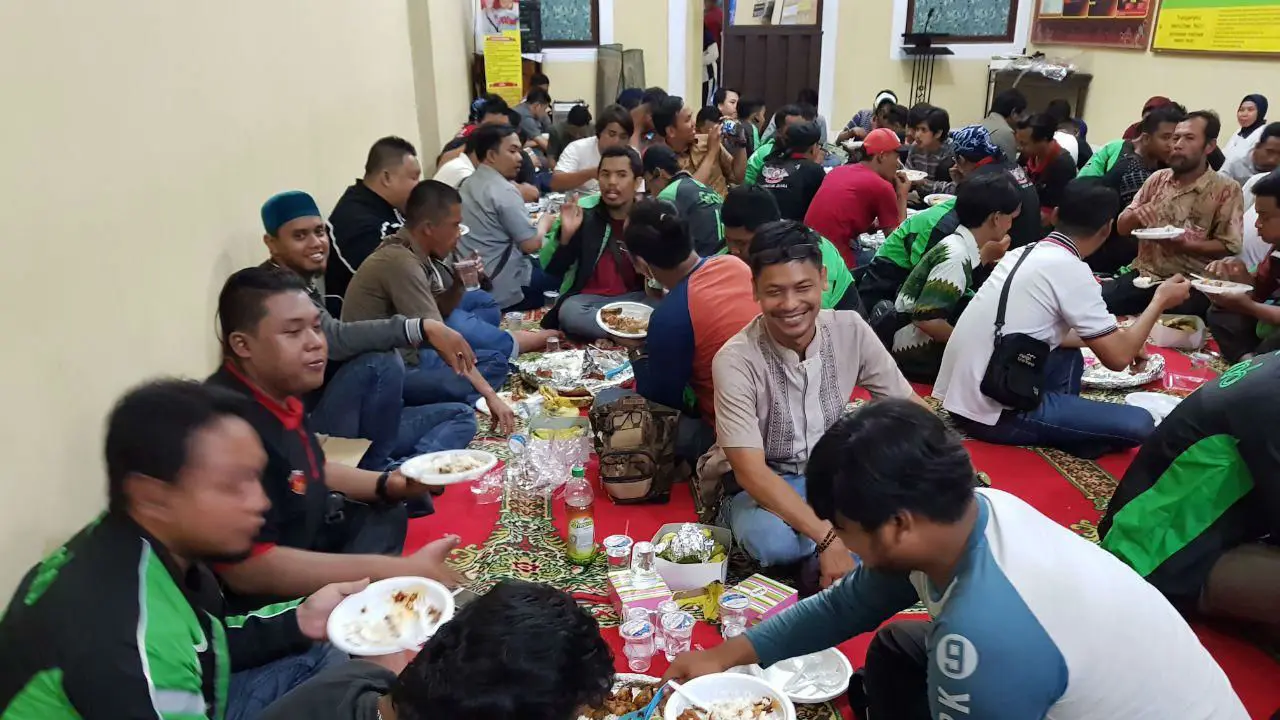 Ratusan sopir online dan konvensional makan bersama setelah beberapa watku lalu marak terjadi penolakan hingga nyaris ricuh. Foto (Liputan6.com / Panji Prayitno)