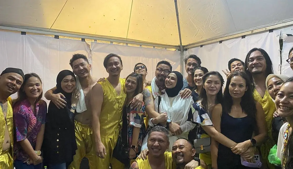 Sebagaimana yang telah diketahui, geng motor The Prediksi kerap mencuri perhatian. Setelah mengenakan kostum nyeleneh saat liburan di Amerika, mereka membuktikan kekompakan lewat kesungguhan jadi boyband. (Liputan6.com/IG/@kangferrymaryadi).