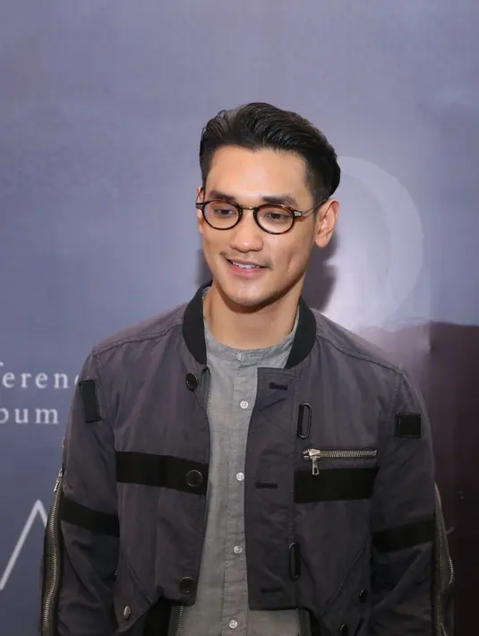 "Yang sefrekuensi-lah sama saya. Yang saya bisa nyambung itu yang paling penting ya dalam hubungan, harus connect itu yang saya cari connection itu. Real connection belum ketemu," kata Afgan Syahreza. (Nurwahyunan/Bintang.com)
