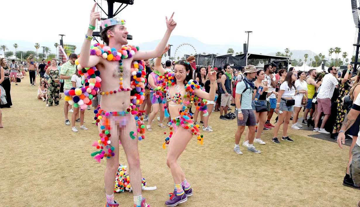 Dua penonton menari saat menghadiri Coachella Valley Music and Arts Festival 2018 di Empire Polo Club di Indio, Calif (15/4). Festival Coachella ini sudah ada sejak tahun 1999. (AFP Photo/Kevin Winter)