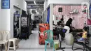 Aktivitas di salah satu salon yang berada di pasar Rusunawa Pasar Rumput, Jakarta, Selasa (15/10/2019). Saat ini tercatat sebanyak 939 pedagang dengan 1.510 unit kios menempati pasar Rusunawa Pasar Rumput. (merdeka.com/Iqbal Nugroho)