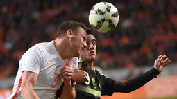 Bek Belanda,  Stefan de Vrij (kiri) berebut bola udara dengan pemain Spanyol Juanmi pada laga persahabatan di Amsterdam Arena, Belanda, Rabu (1/4/2015). Belanda menang 2-0 atas Spanyol. (AFP PHOTO/Emmanuel Dunand)