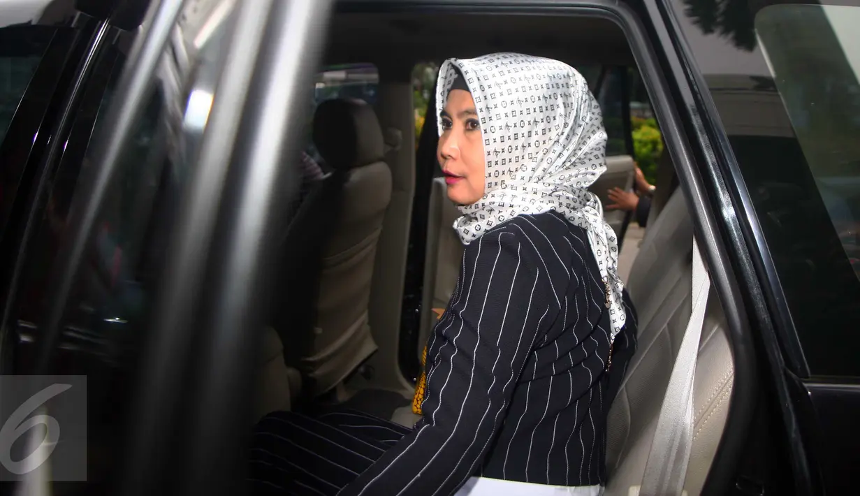 Widya Kandi Susanti saat memasuki mobil usai menjalani pemeriksaan di Gedung KPK, Jakarta, (17/2). Susanti diperiksa sebagai saksi dalam kasus dugaan suap terkait proyek di Kementerian Pekerjaan Umum dan Perumahan Rakyat. (Liputan6.com/Helmi Afandi)