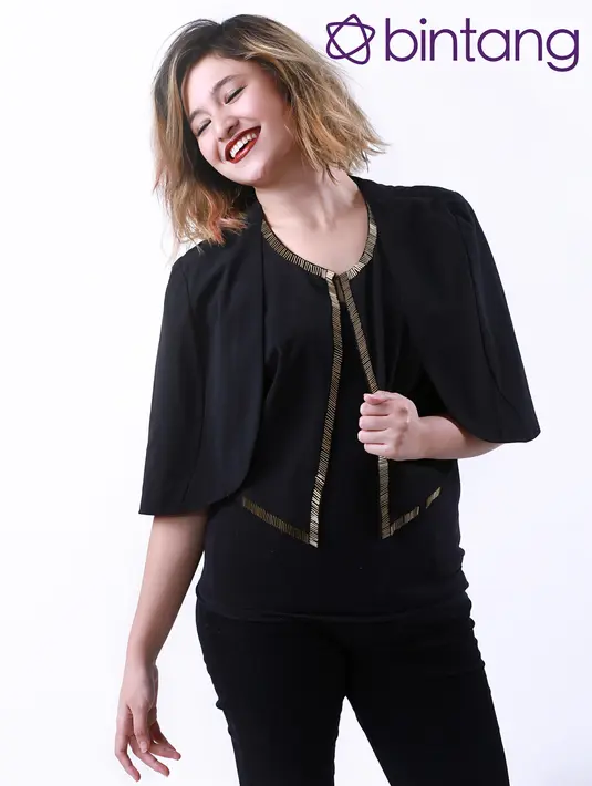 "ayoo kaa sepertii dulu kembali lah berhijab istiqomahh, lebih dekat dgn allah menjadikan kita lebih tenang dan yg pastii haruss karna allah bukan karna manusiaa" tulis yiyiwidia18. (Deki Prayoga, Digital Imaging: Muhammad Iqbal Nurfajri/Bintang.com)