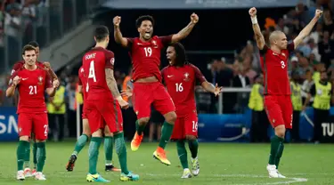 Para pemain timnas Portugal melakukan selebrasi usai menang atas Polandia dalam laga babak perempat final Piala Eropa di Stade Velodrome, Perancis, (1/7). Portugal melaju ke Semifinal usai menang adu penalti dengan skor 5-3. (REUTERS /Christian Hartmann)