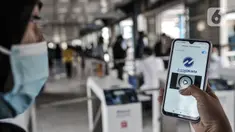 Petugas menunjukkan cara menggunakan layanan wifi gratis Transjakarta di Halte Harmoni, Jakarta, Senin (16/11/2020). PT Transjakarta memperluas penyediaan fasilitas wifi gratis berkecapatan tinggi. (merdeka.com/Iqbal S. Nugroho)