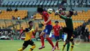 Penjaga gawang Brunei Darussalam U-23, Ahsanuddin (kanan) mencoba menghalau bola saat berlaga melawan Korea Selatan di kualifikasi grup H Piala Asia 2016 di Stadion GBK, Jakarta, Jumat (27/3/2015). (Liputan6.com/Helmi Fithriansyah)