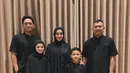 Keluarga Anang Hermansyah dan Atta Halilintar pergi umrah di bulan Ramadan. [Foto: Instagram/ashanty_ash]