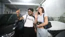 Onadio Leonardo alias Onad menjalani rehabilitasi sejak November 2025. Tampak dalam foto, aktor sekaligus musisi, Onadio Leonardo atau akrab disapa Onad (kanan) bersama istrinya, Beby Prisillia sesaat sebelum meninggalkan panti rehabilitasi Yayasan Pemulihan Natura Indonesia di kawasan Lebak Bulus, Jakarta Selatan, Rabu (28/1/2026). (Kapanlagi.com/Budy Santoso)