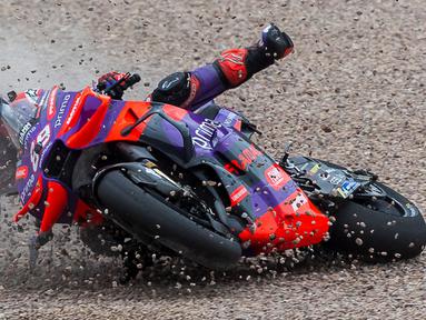 Pembalap Prima Pramac Racing, Jorge Martin terjatuh saat MotoGP Jerman 2024 yang berlangsung di Sirkuit Sachsenring, Jerman, Minggu (07/07/2024) waktu setempat. (AFP/Radek Mica)