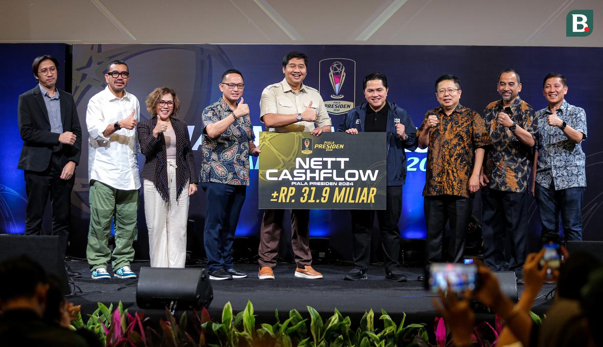 Ketua Steering Committee Piala Presiden 2024, Maruarar Sirait (tengah kiri) menyerahkan nett cash flow Piala Presiden 2024 kepada Ketua Umum PSSI, Erick Thohir (tengah kanan) dalam acara Malam Apresiasi Piala Presiden 2024 yang berlangsung di SCTV Tower, Senayan, Kamis (19/12/2024). (Bola.com/Bagaskara Lazuardi)