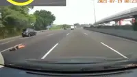 Aksi nekat tiduran di jalan tol tertangkap kamera mobil