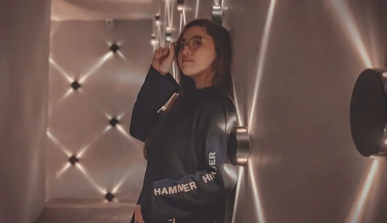 Punya suara merdu dan wajah cantik, OOTD pelantun lagu "Uwik Uwik Cinta" ini juga tak kalah mencuri perhatian. Salah satunya ketika ia memakai outfit hitam. (Liputan6.com/IG/@lebbywilayati)