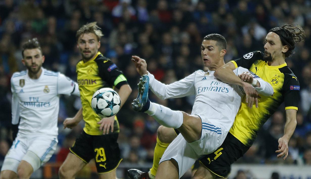Bintang Real Madrid, Cristiano Ronaldo, berebut bola dengan bek Dortmund, Neven Subotic, pada laga Liga Champions di Stadion Santiago Bernabeu, Madrid, Rabu (6/12/2017). Madrid menang 3-2 atas Dortmund. (AP/Francisco Seco)