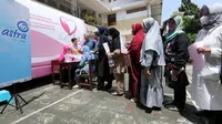 Warga antre untuk mendaftar pemeriksaan 'Ultrasonografi' (USG) payudara secara gratis pada acara Sosialisasi Deteksi Dini Kanker Payudara & Pemeriksaan USG Payudara di Kampung Berseri Asuransi Astra Pela Mampang, Jakarta (18/03/2023). (Liputan6.com)