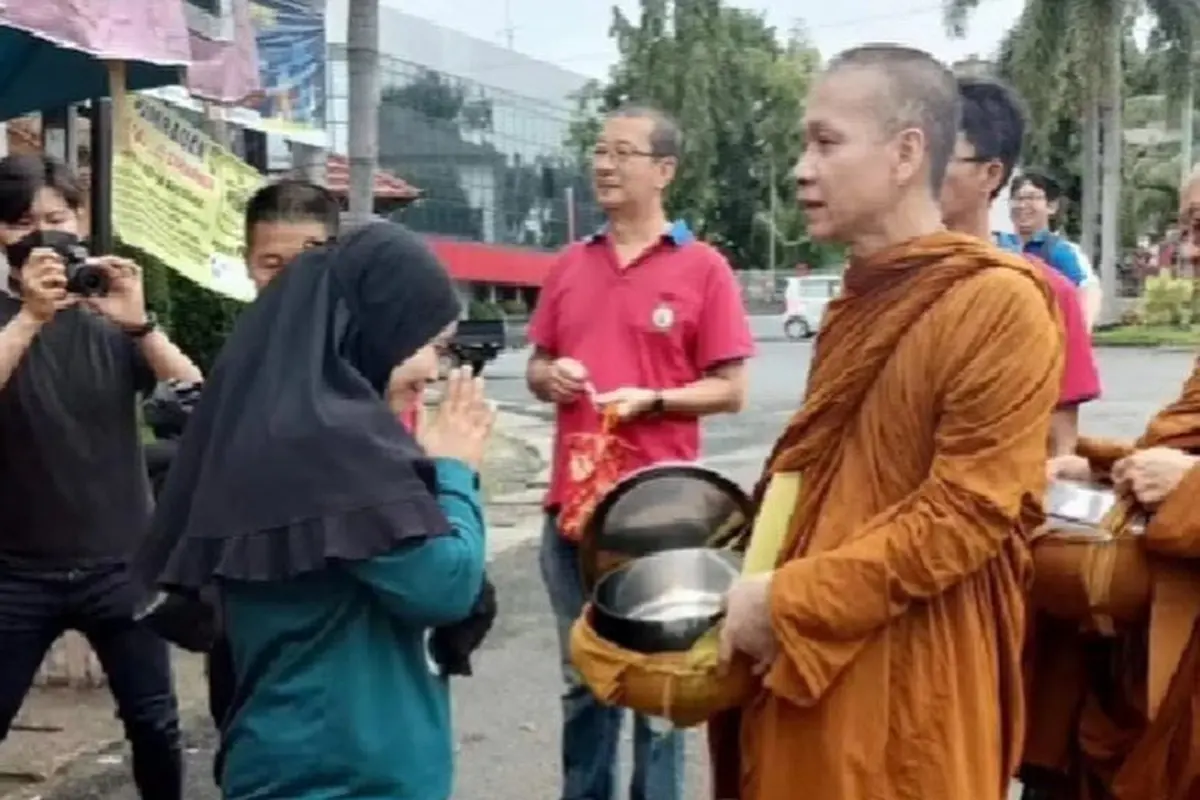 7 Momen Warga Berbagi Makanan Kepada Biksu dari Thailand, Indahnya Toleransi