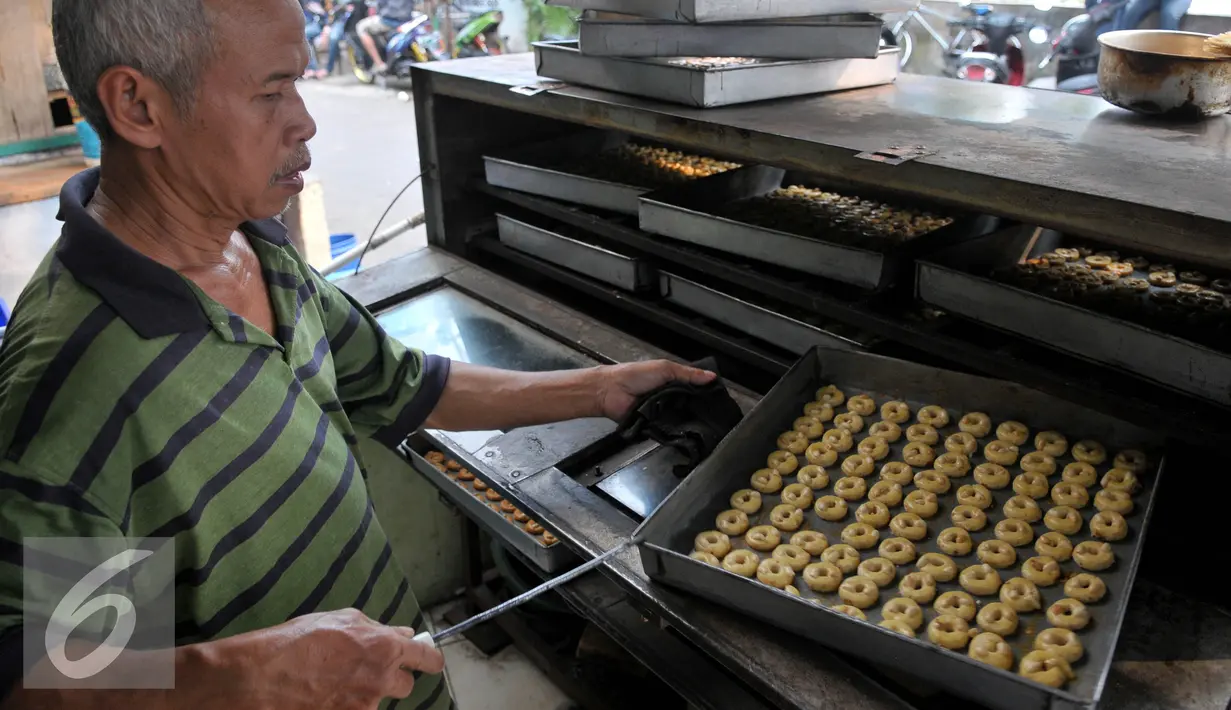 Pekerja membuat kue kering di rumah produksinya di kawasan Kwitang, Jakarta, Rabu (8/7/2015). Menjelang Hari Raya Idul Fitri permintaan kue kering mengalami lonjakan hingga 100 persen dibandingkan dengan hari biasa. (Liputan6.com/JohanTallo)