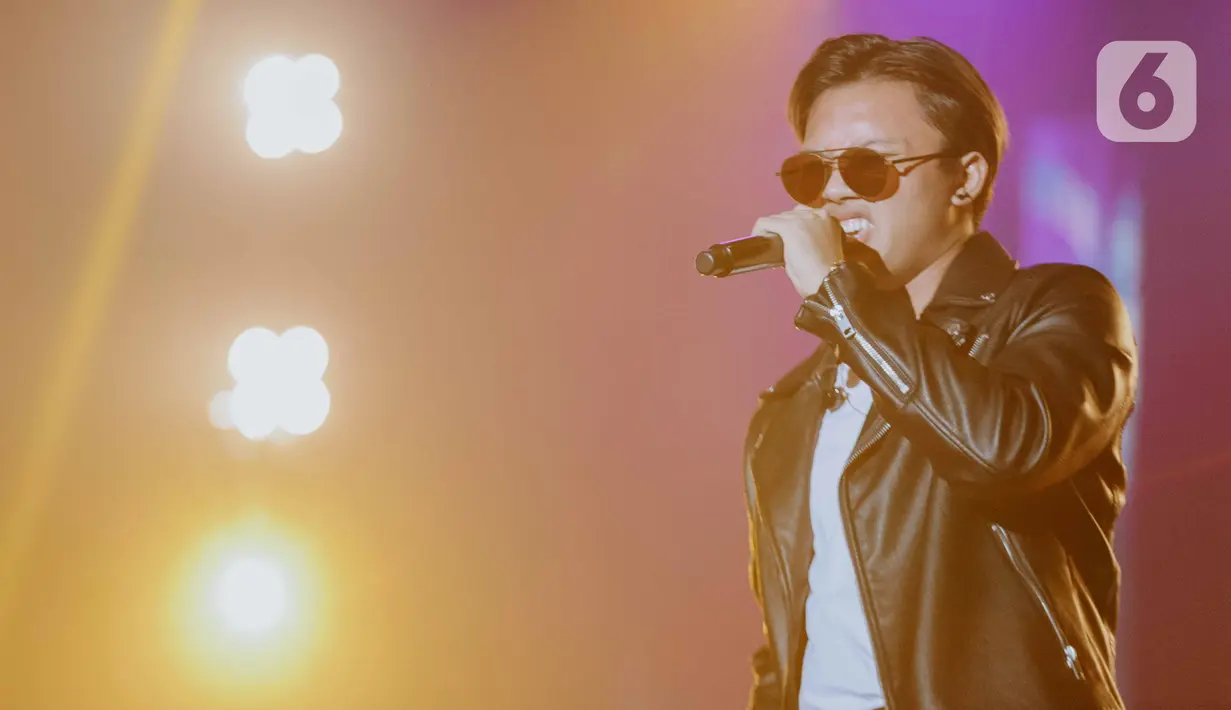 Penyanyi Rizky Febian beraksi pada Jakarta International BNI Java Jazz Festival 2020 di Jakarta, Sabtu (29/2/2020). Ardhito membawakan sejumlah lagu seperti Bila, Bitter Love, dan Fake Optics. (Liputan6.com/Faizal Fanani)