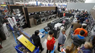 Sejumlah warga mencari barang elektronik saat perayaan Black Friday di toko Best Buy di Overland Park, Kansas, AS (22/11). Black Friday telah menjadi tradisi tahunan yang digelar sehari setelah perayaan Thanksgiving. (AP Photo/Charlie Riedel)