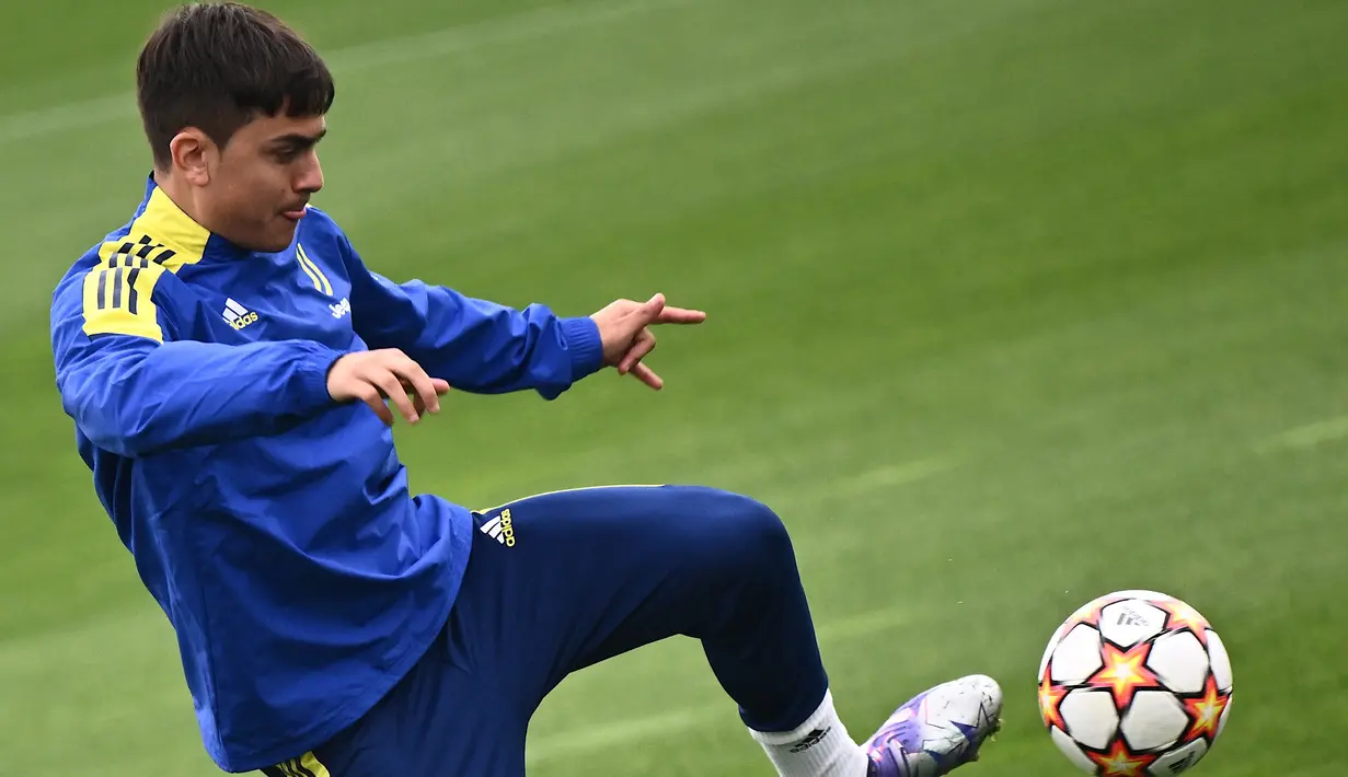 Penyerang Juventus, Paulo Dybala mengontrol bola selama sesi latihan di tempat latihan Continassa di Turin, Italia (15/3/2022). Juventus akan menghadapi Villarreal pada leg kedua babak 16 besar Liga Champions di Allianz Stadium. (AFP/Marco Bertorello)