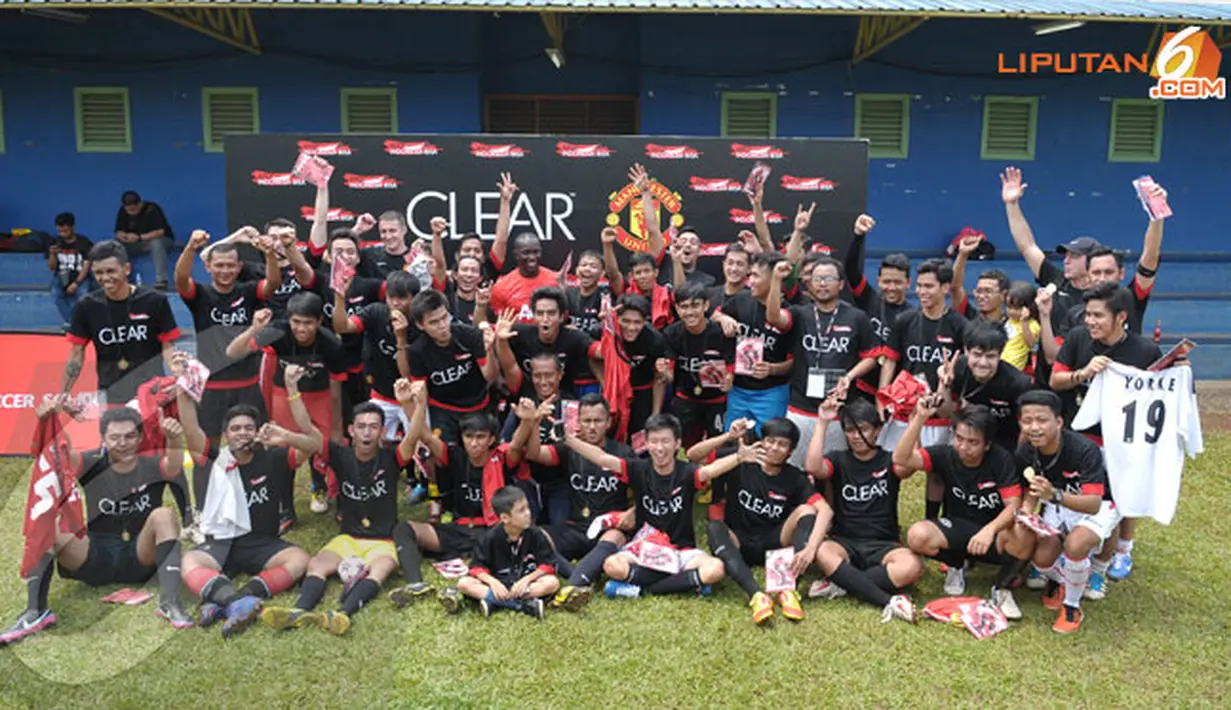 Peserta Training Ayo Indonesia Bisa berfoto bersama usai melakukan sesi latihan di Lapangan C Senayan (Liputan6.com/Helmi Fithriansyah). 