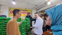 Direktur Utama Perum BULOG Budi Waseso (Buwas) melakukan "Grebek Pasar" dengan mendatangi Pasar Perumnas Klender, Senin (28/8/2023). (Ayu/Merdeka.com)