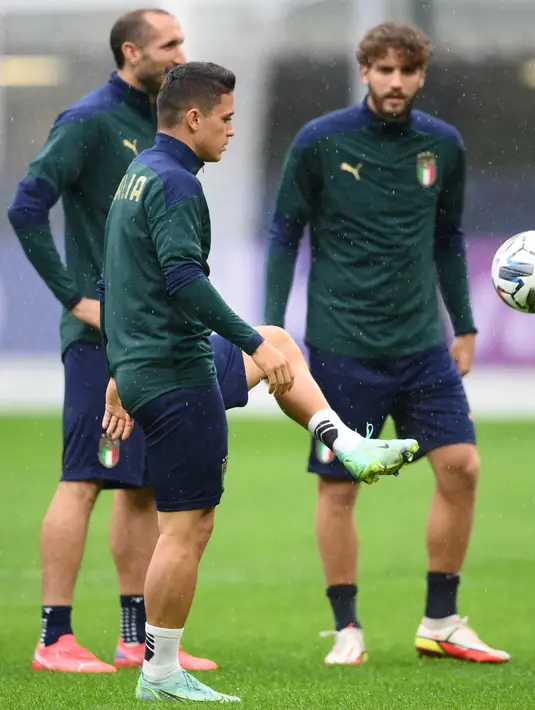 (kiri-kanan) Pemain Italia Giorgio Chiellini, Giacomo Raspadori, dan Manuel Locatelli menghadiri sesi latihan jelang pertandingan semifinal UEFA Nations League melawan Spanyol di Stadion San Siro, Milan, Italia, 5 Oktober 2021. (FRANCK FIFE/AFP)