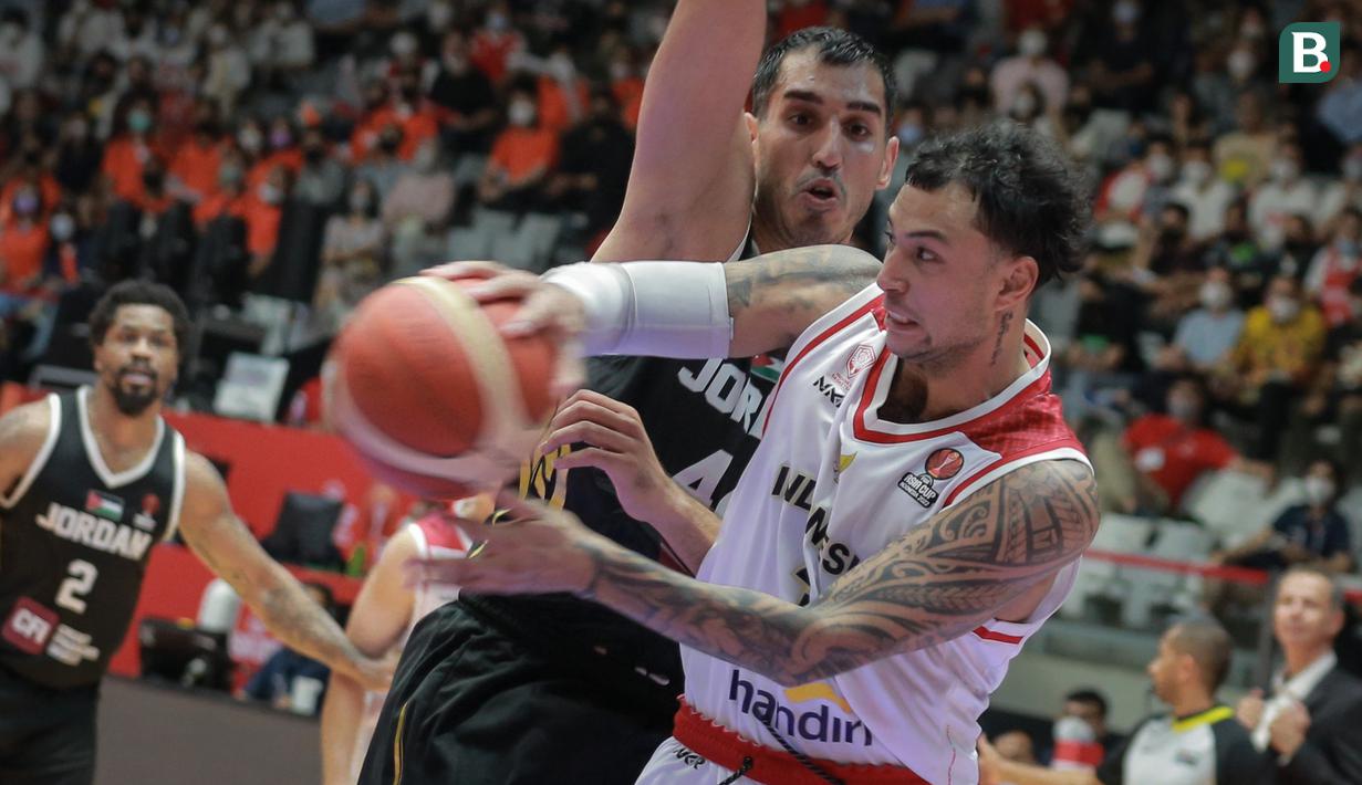 <p>Pemain Timnas Basket Indonesia, Brandon Van Darn Jawato (kanan) berusaha mengumpan bola saat matchday kedua Grup A FIBA Asia Cup 2022 antara Timnas Basket Indonesia melawan Timnas Basket Yordania di Istora Senayan, Jakarta, Kamis (14/07/2022). (Bola.com/Bagaskara Lazuardi)</p>