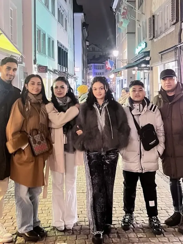 Liburan Akhir Tahun Keluarga Krisdayanti di Swiss. [@krisdayantilemos]