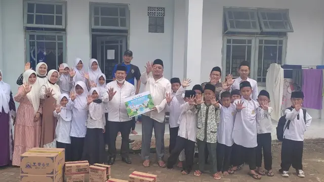Pesantren Terbersih tingkat Jawa Barat. Melalui program Ketawa, puluhan santri Pondok Pesantren Terpadu Cintaraja, kabupaten Tasikmalaya, terbiasa membersihkan halaman pesantren tempat di mana mereka menempuh pendidikan agama.