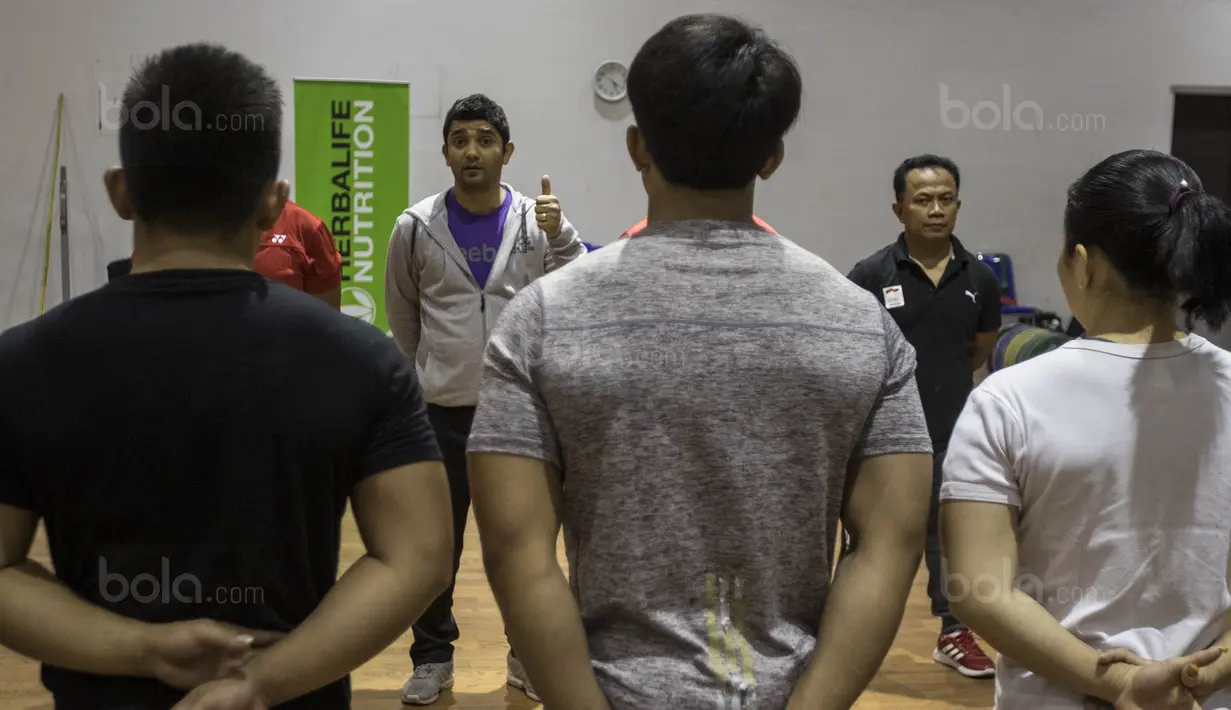 Pelatih angkat besi Indonesia, Aveenash Pandoo, memberikan arahan saat latihan di Gymnasium Sabilulungan, Jawa Barat, Jumat (21/7/2017). Tim angkat besi Indonesia melakukan persiapan jelang SEA Games 2017 Malaysia. (Bola.com/Vitalis Yogi Trisna)