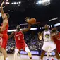 Stephen Curry #30 memberikan umpan kepada rekannya saat diadang para pebasket Houston Rockets pada laga perdana NBA 2017 di Oracle Arena, Oakland, (17/10/2017).  Rockets menang 122-121. Rockets menang 122-121. (Ezra Shaw/Getty Images/AFP)